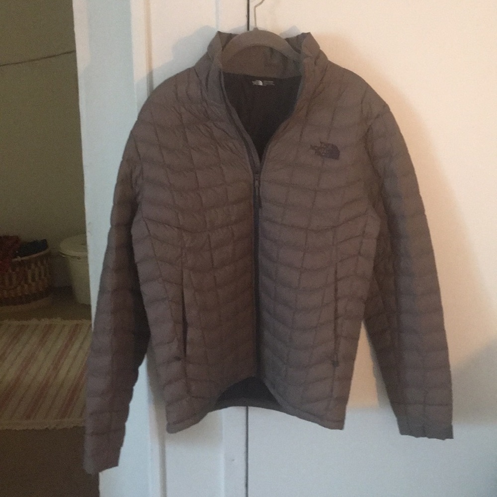 Men’s North Face gray puffy jacket